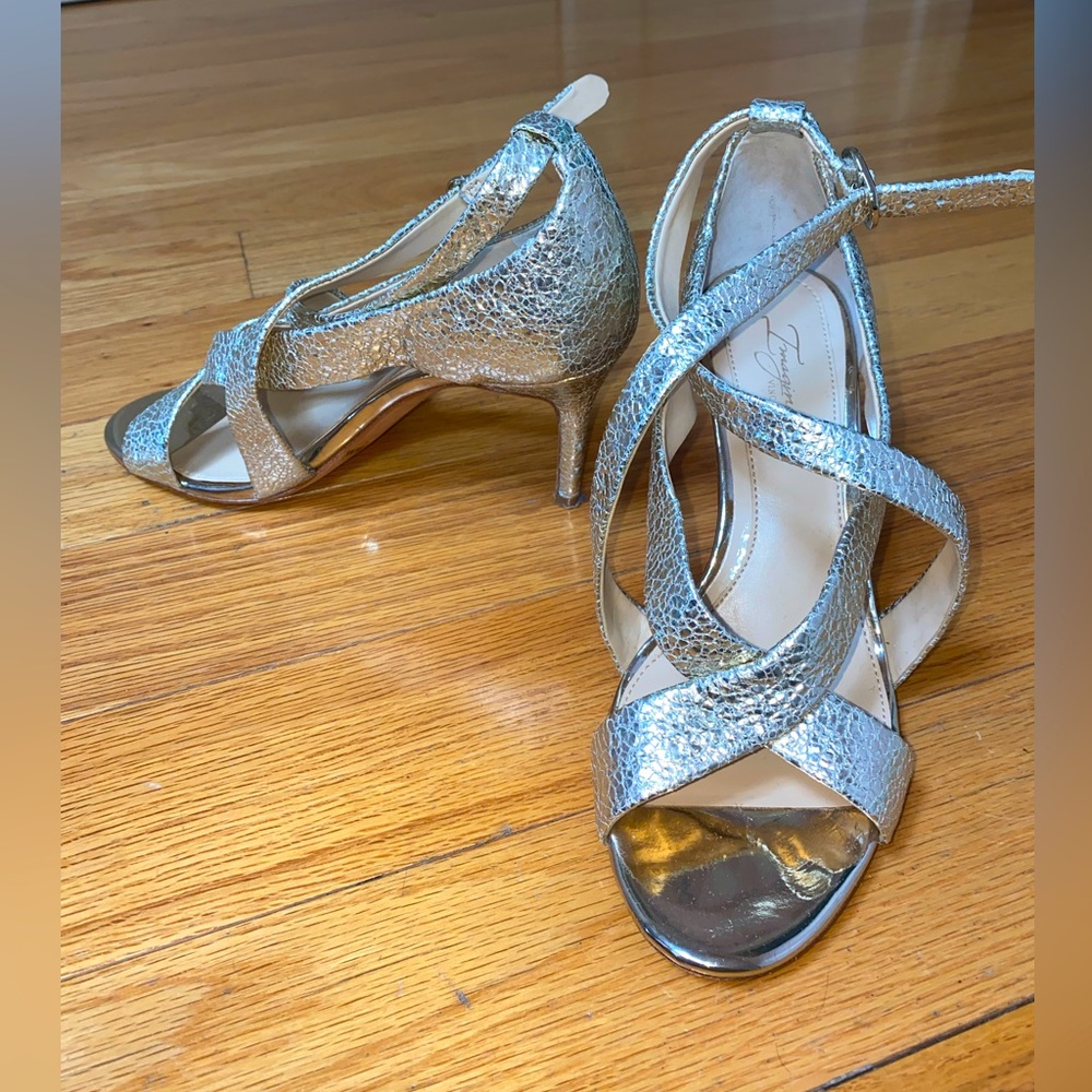 Small heel. In excellent condition. Still has price tag on it.